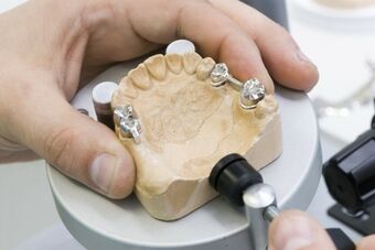 Diamantwerkzeug für Dentaltechnik in der Verwendung